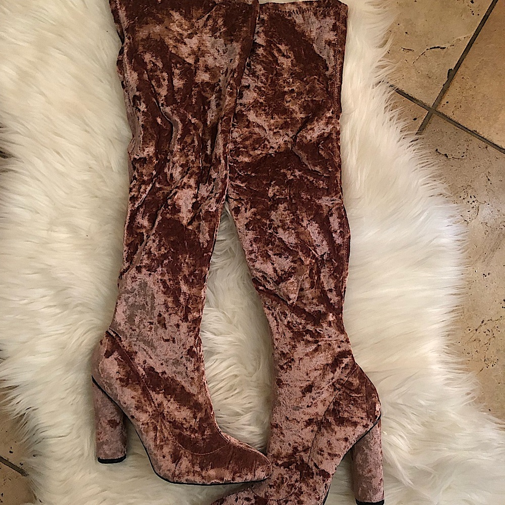 Beautiful NWOT Pink Crushed Velvet Boots 💕